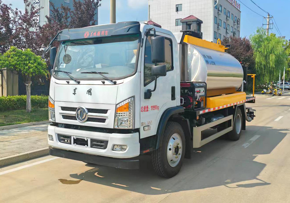 6噸東風(fēng)專底智能瀝青灑布車(chē)